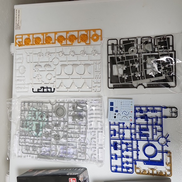 BB-8 & R2-D2 Model Kit - Picture 2 of 4